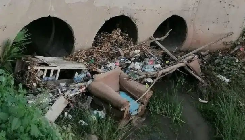 Dren de Los Mochis con basura y desechos sólidos