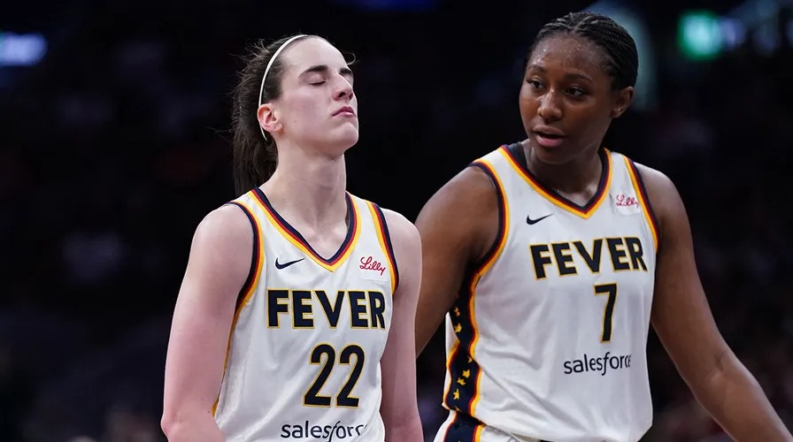 Caitlin Clark con el uniforme de Fever