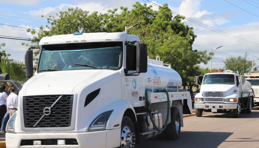 Camión de agua potable en pipas