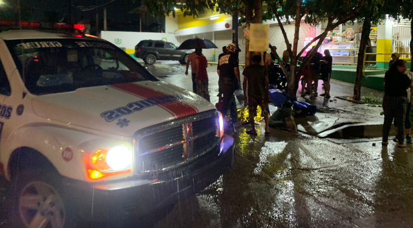 Paramédicos brindan primeros auxilios a una persona lesionada tras un choque