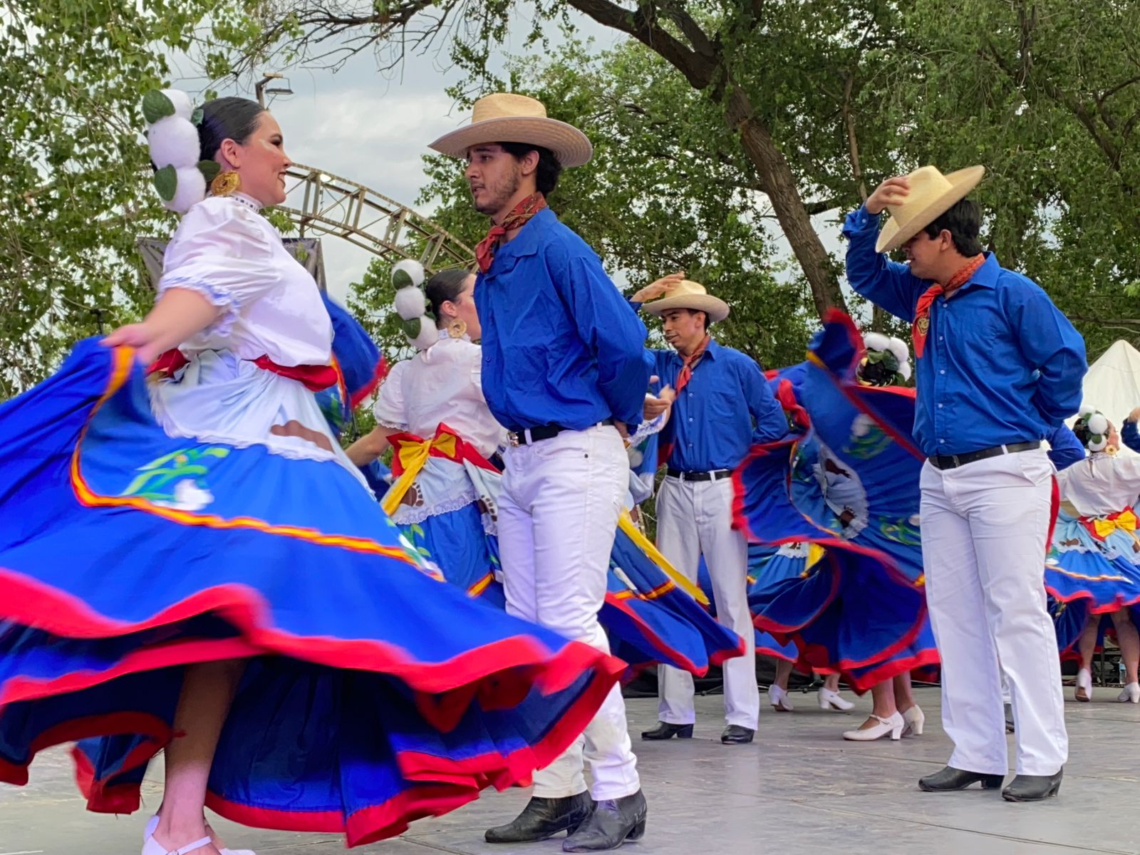 danza y tradición que engalanó con mariachi .