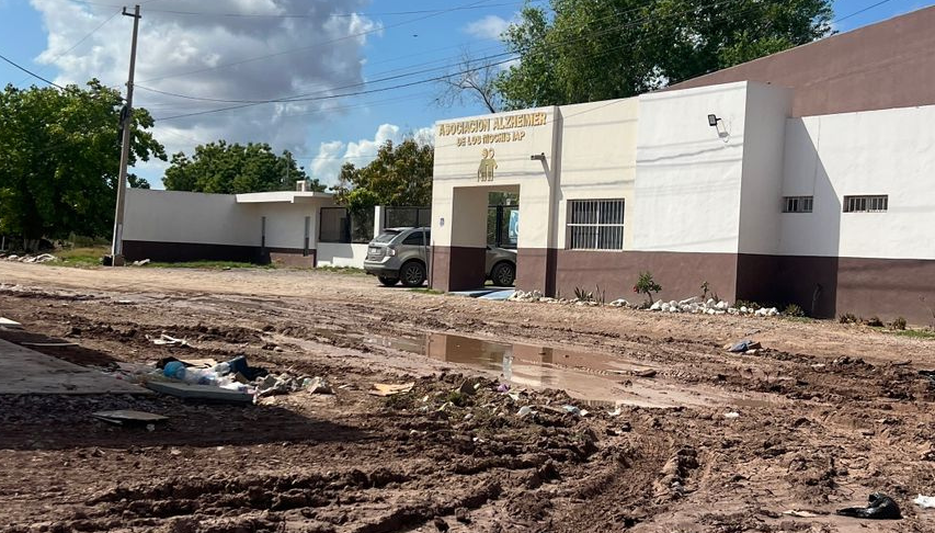 Encharcamiento tras lluvias recientes en los caminos aledaños a la Asociación Alzheimer de Los Mochis 