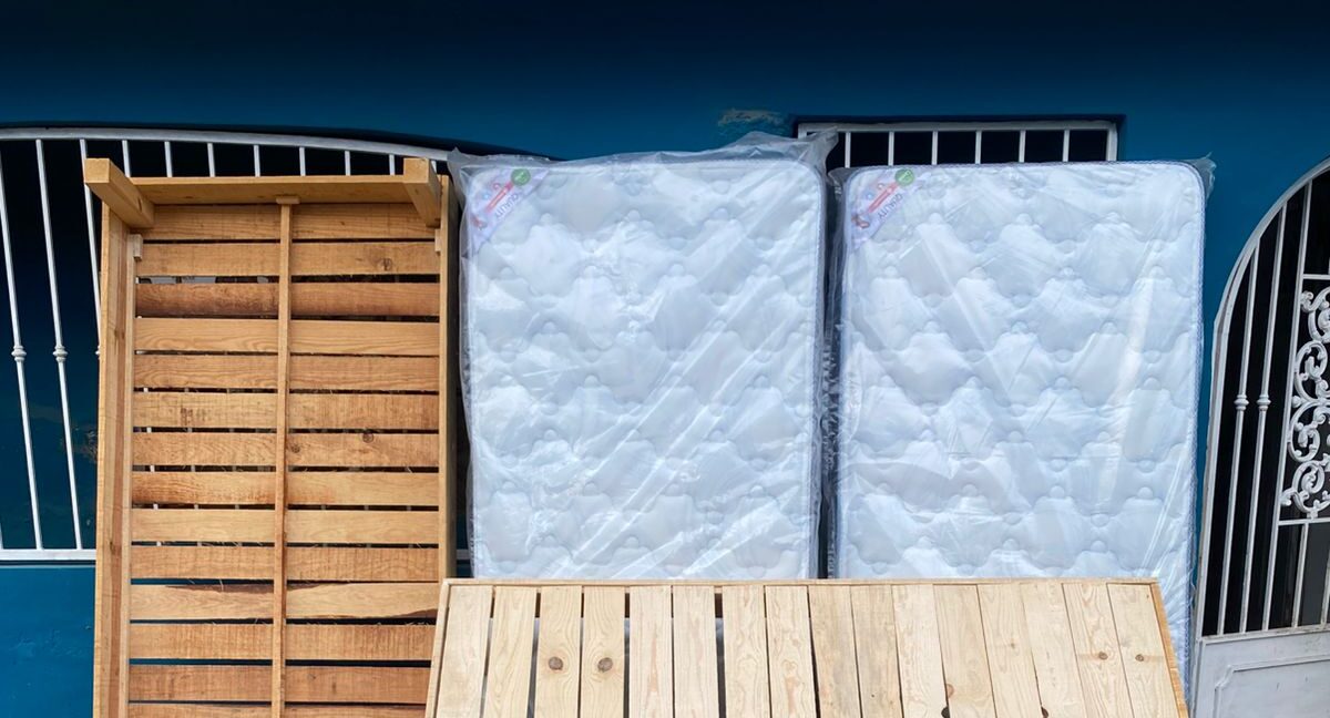 Colchones y muebles entrados por inundaciones