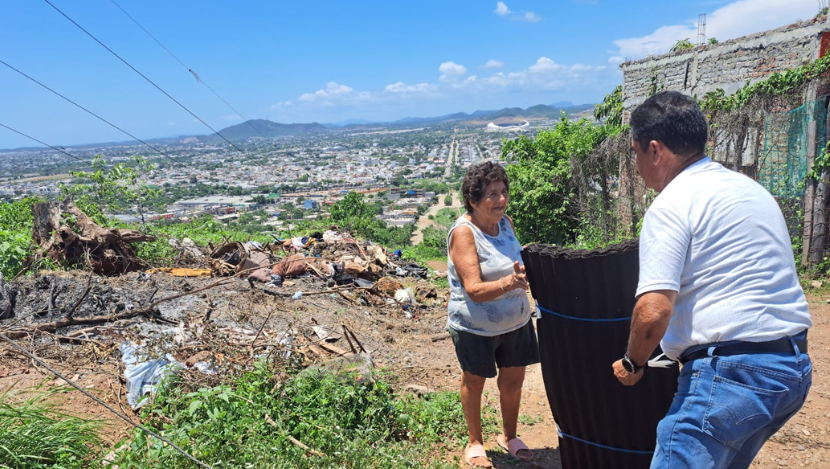 Entrega de láminas a familias de Mazatlán