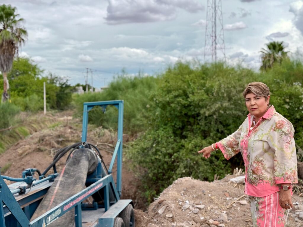 Alcaldesa Cecilia Ramírez supervisando la instalación del equipo de bombeo.