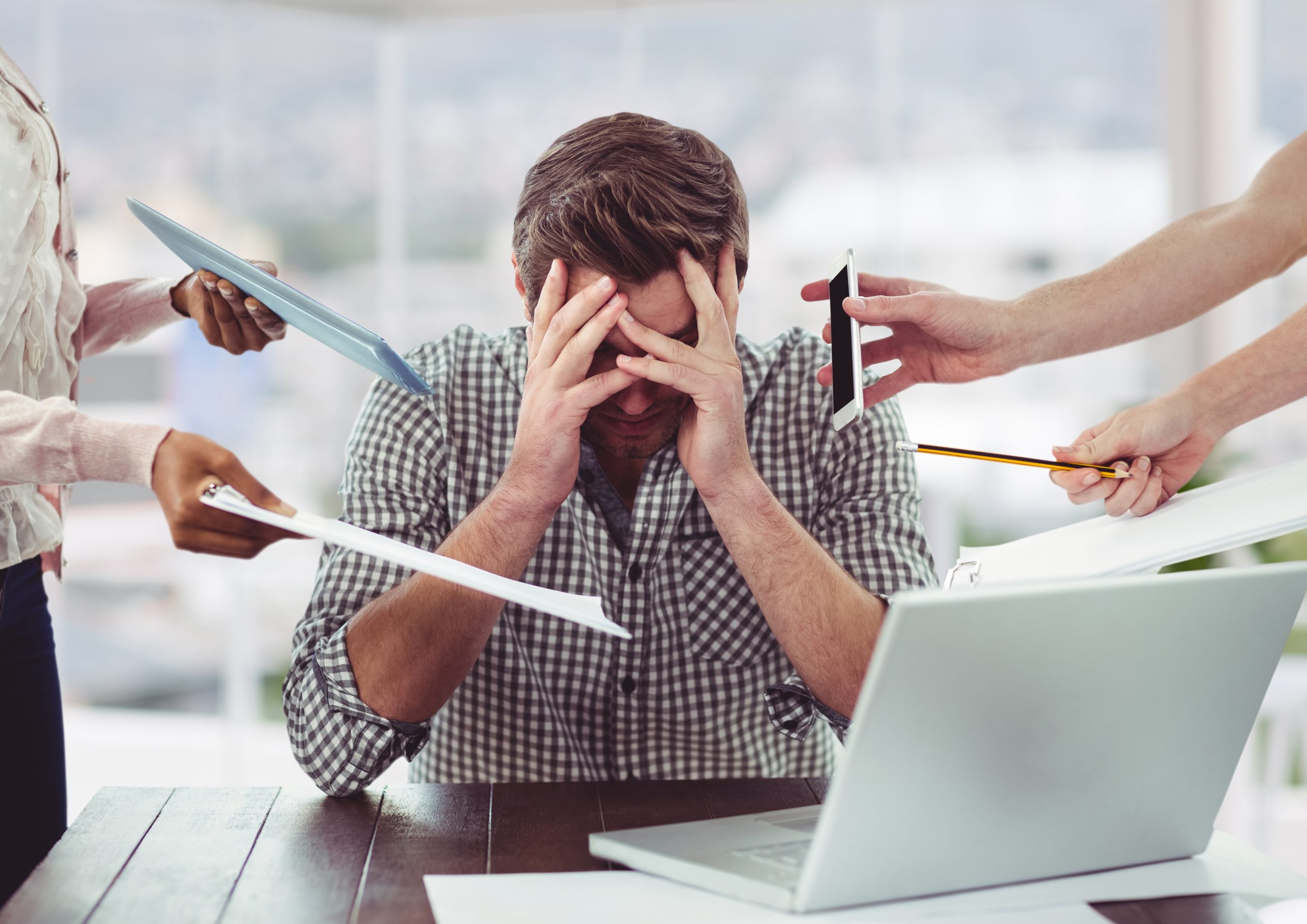 Hombre con exceso de trabajo y estrés