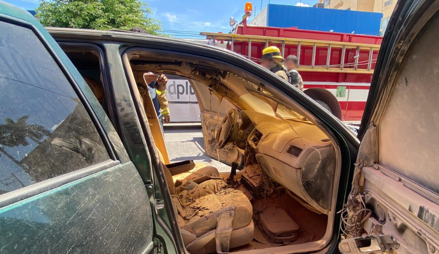 Interior del vehículo dañado tras incendio