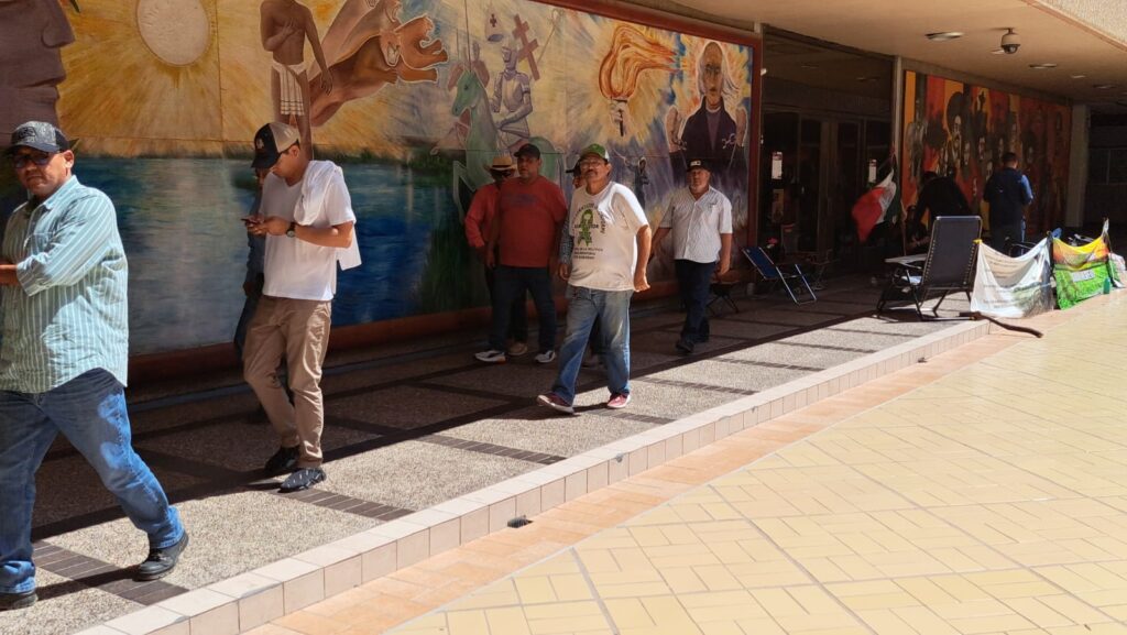 Productores de maíz protestan en Palacio de Gobierno