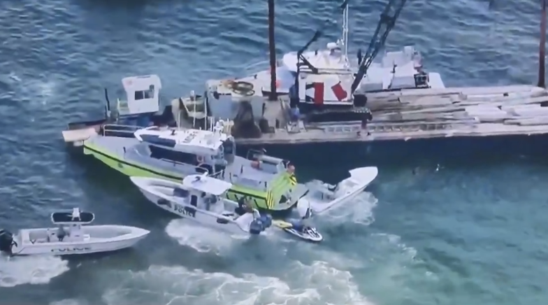 mueren dos niños tras accidente entre velero y barcaza