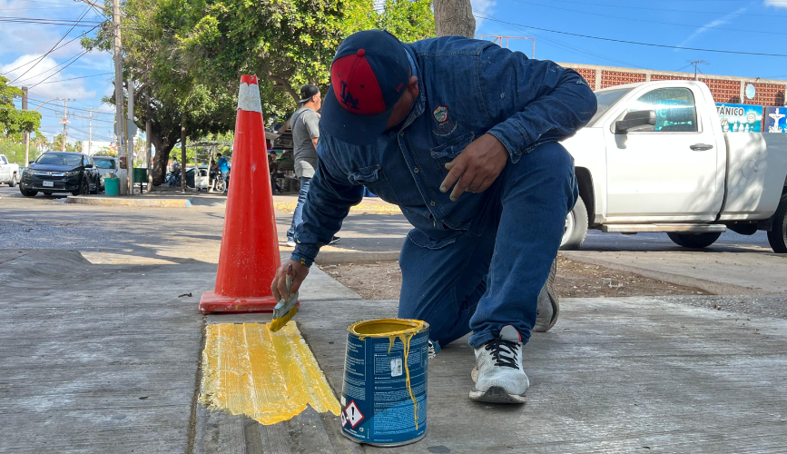 Pintura sobre la acera de la calle Cuauhtémoc, en el centro de Los Mochis