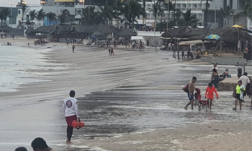 Escuadrón de Salvamento en playa de Mazatlán