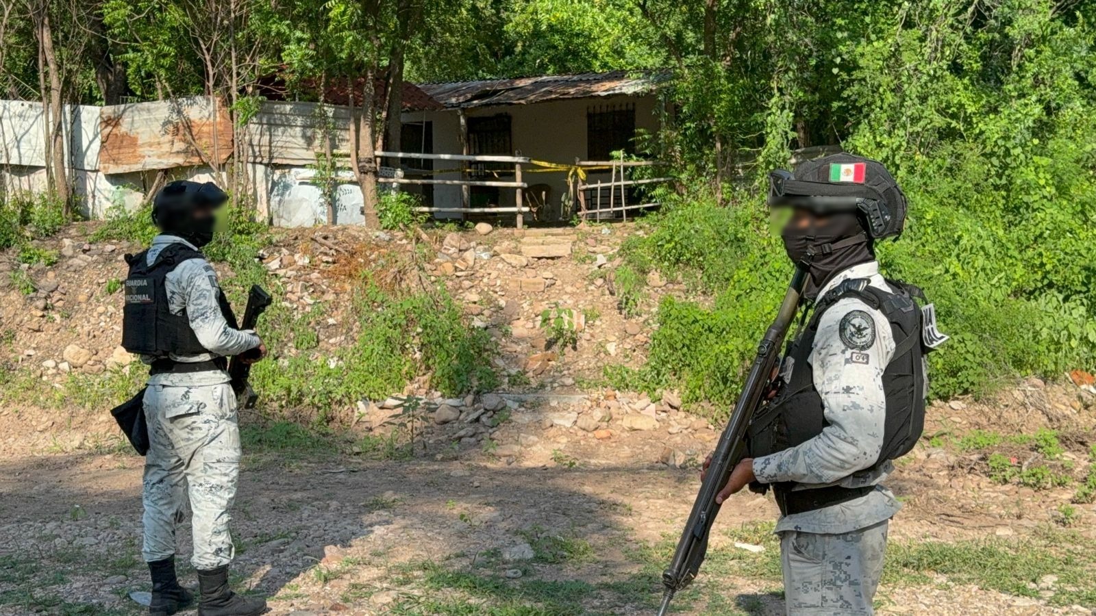Elementos de la Guardia Nacional en casa