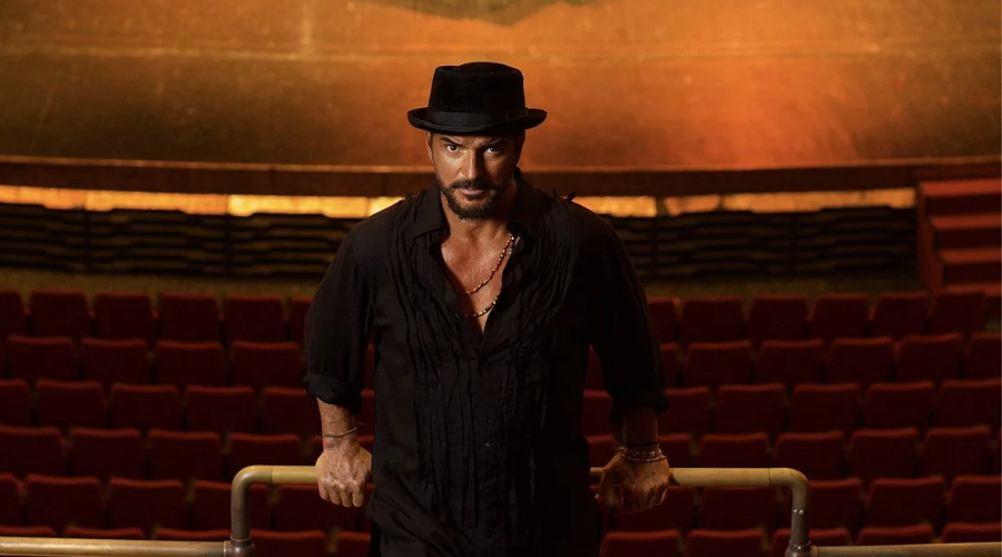 Ricardo Arjona en un auditorio