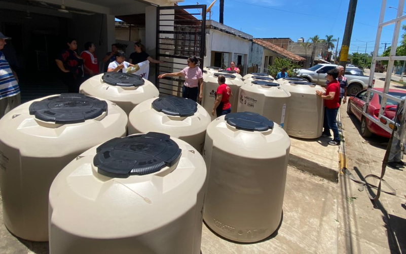 Familias de Mazatlán reciben un tinaco