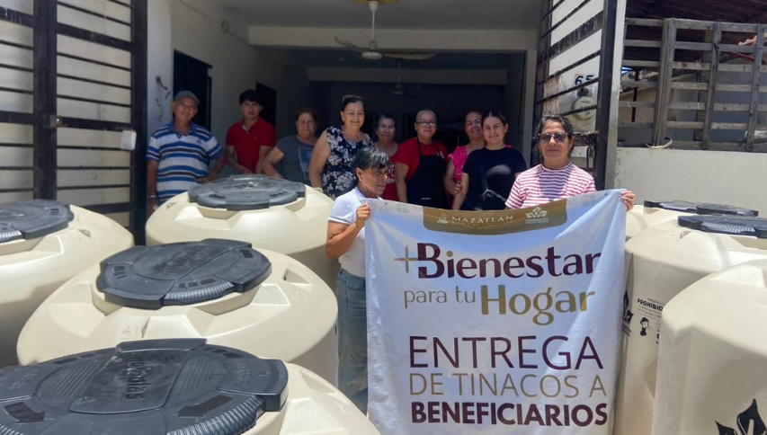 Entrega de tinacos a familias de las comunidades rurales de Mazatlán