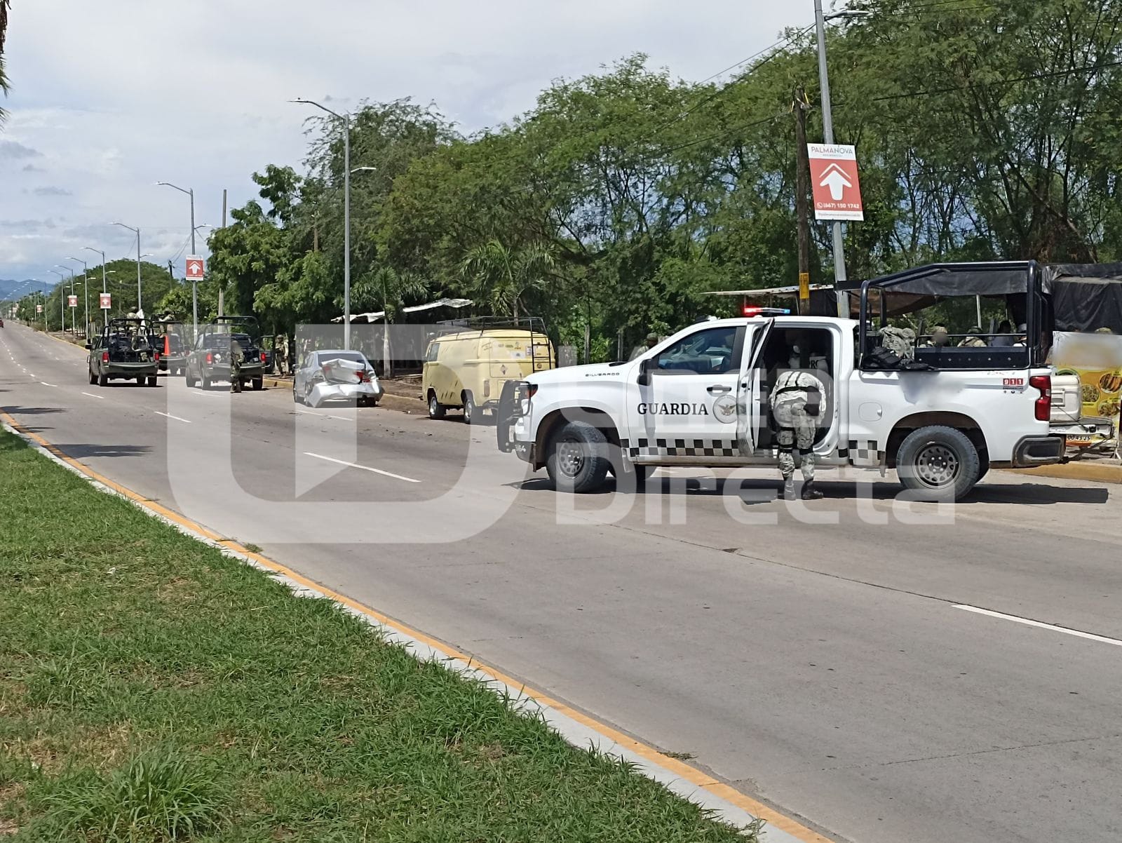 Militares chocan con vehículos estacionados tras persecución