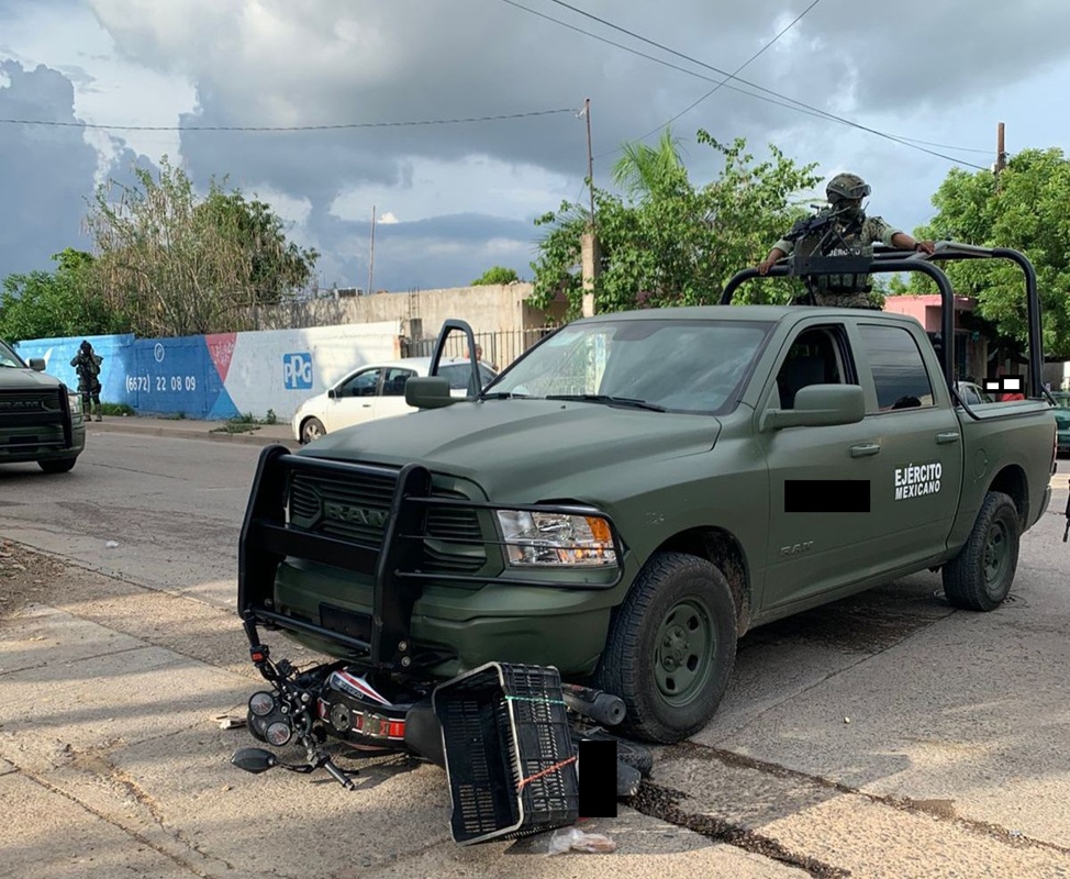 Elementos del Ejército Mexicano atropellan a un motociclista y resulta herido, al sur de Culiacán