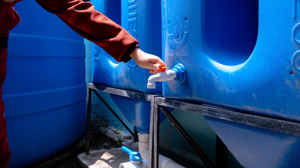 Estudiantes y comunidades escolares se están beneficiando con acceso a agua limpia y desinfectada