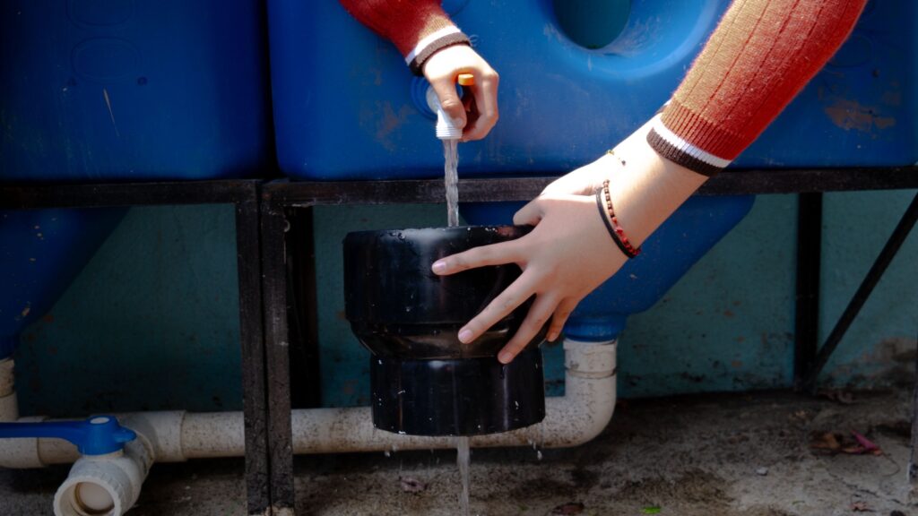Estudiantes y comunidades escolares se están beneficiando con acceso a agua limpia y desinfectada