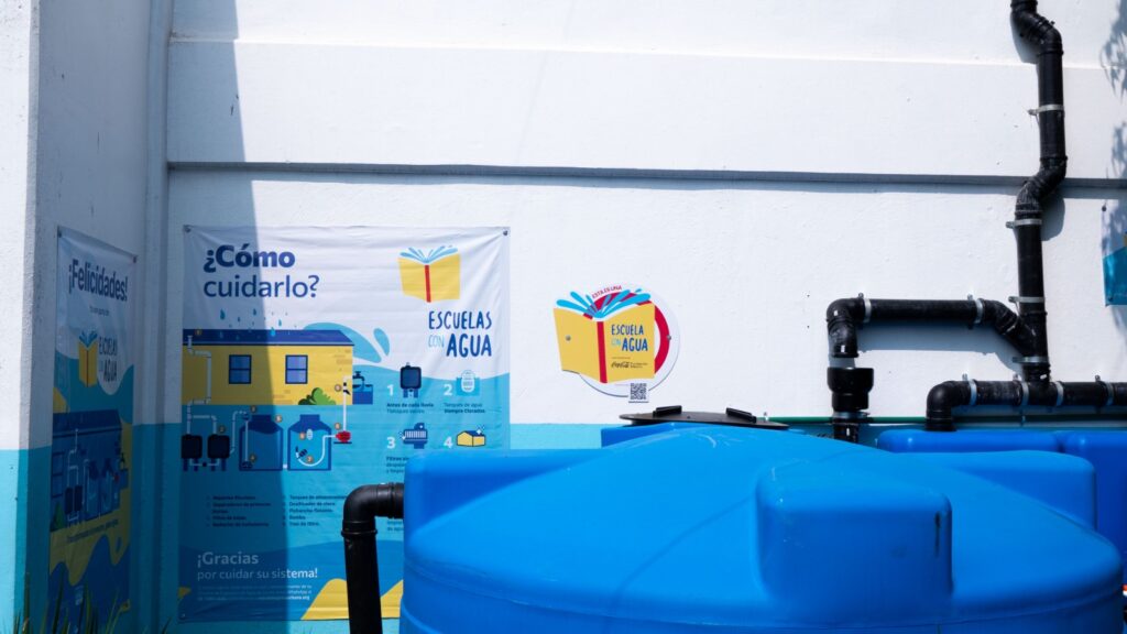 Estudiantes y comunidades escolares se están beneficiando con acceso a agua limpia y desinfectada