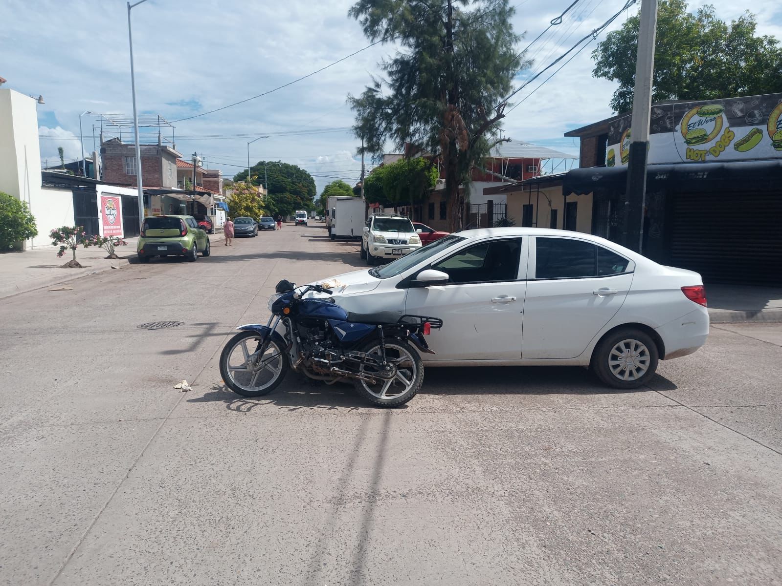 La motocicleta y vehículo que se vieron involucrados en un accidente en la colonia Raúl Romanillo en Los Mochis