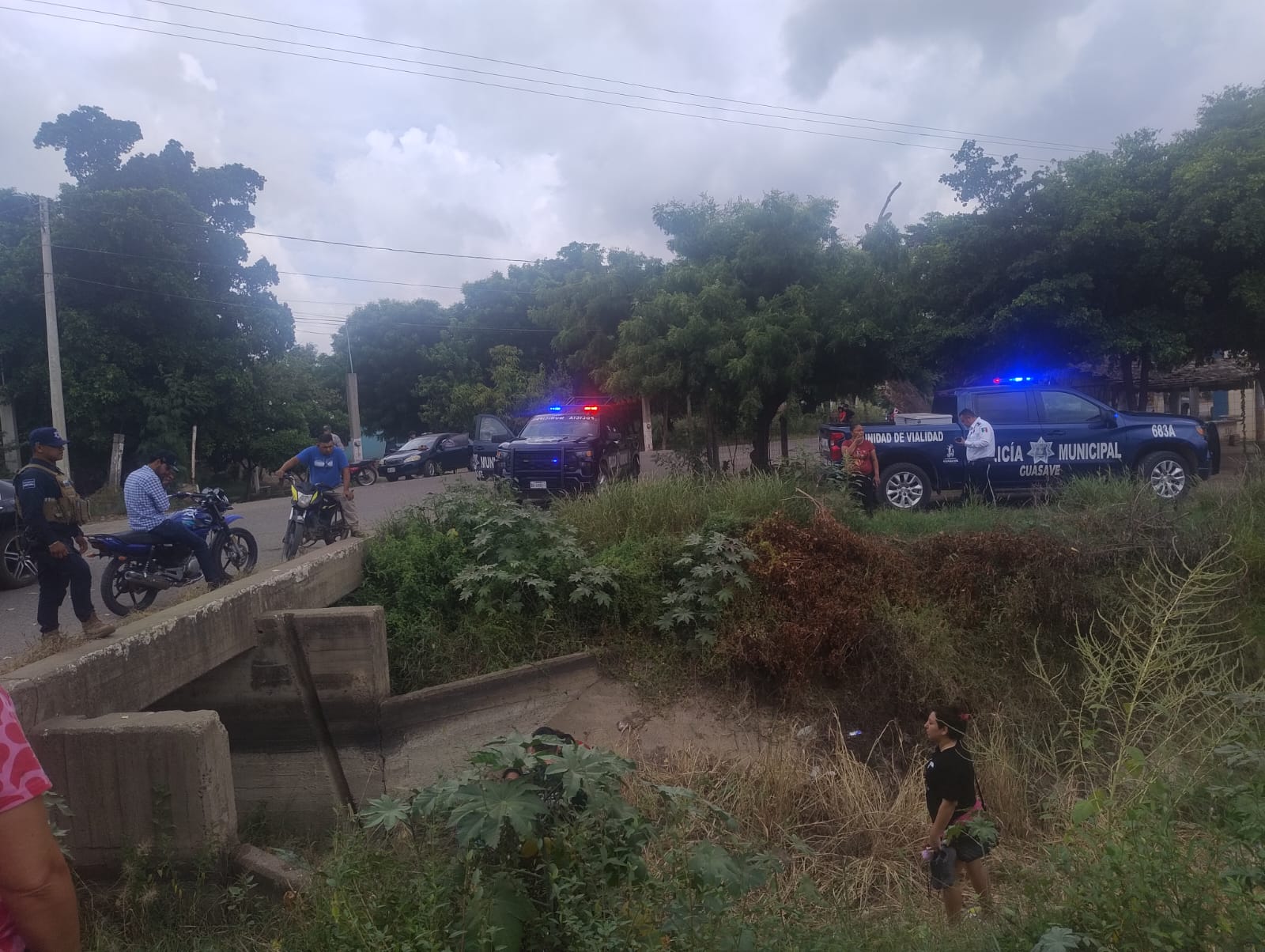 Madre e hija caen a canal tras perder el control de una motocicleta