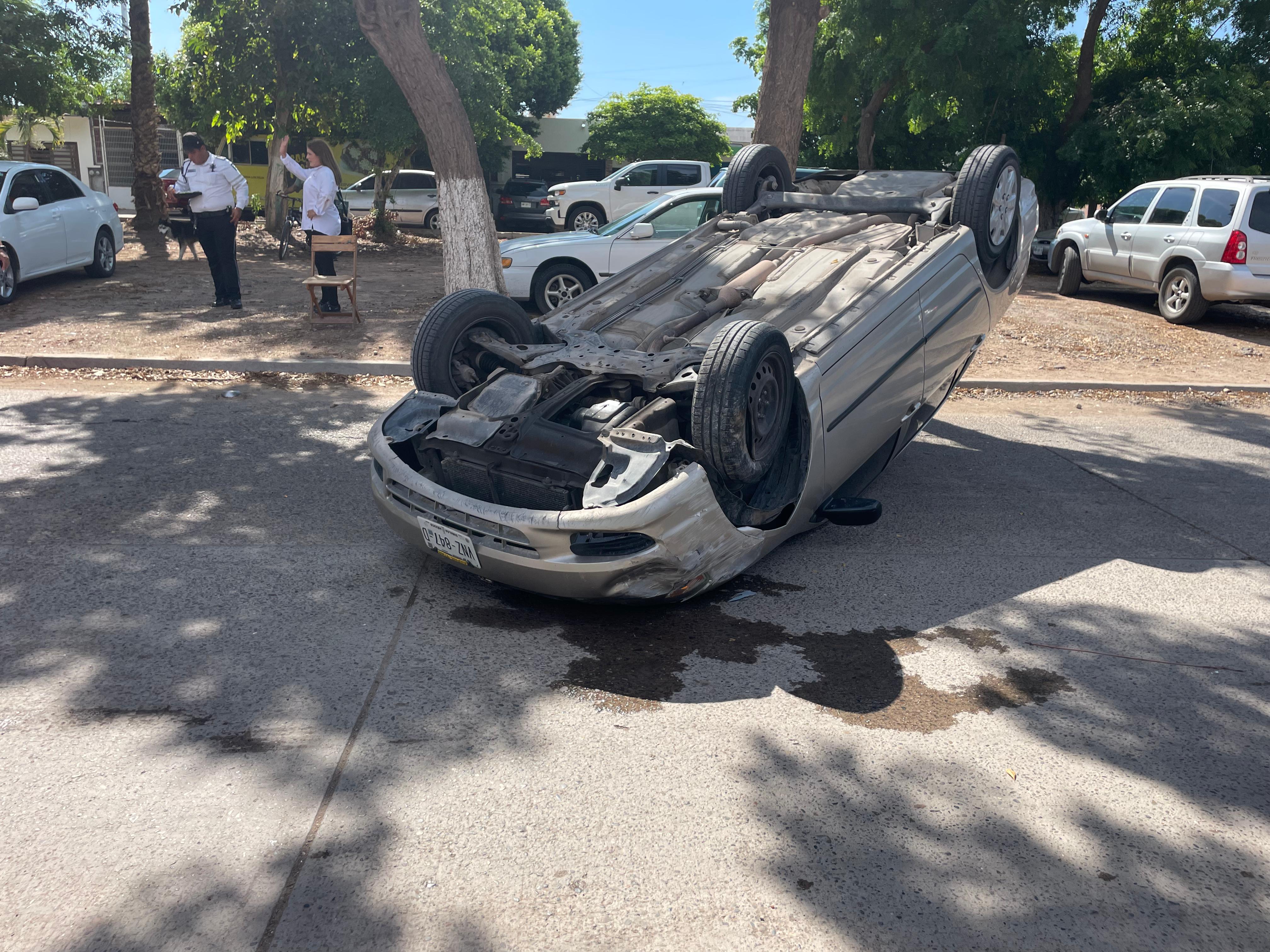 Una mujer lesionada tras volcar en su vehículo