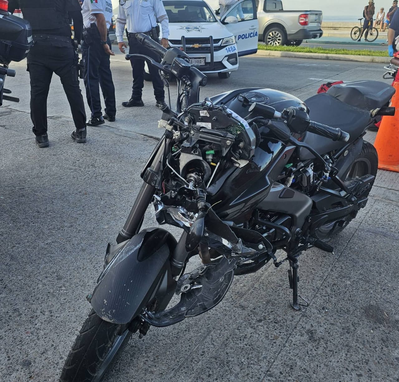 Motociclista choca contra patrulla de Tránsito