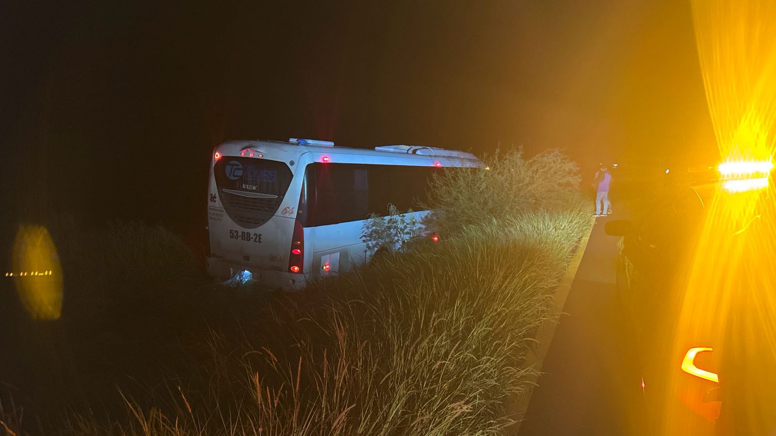 Camión sufre accidente y sale del camino