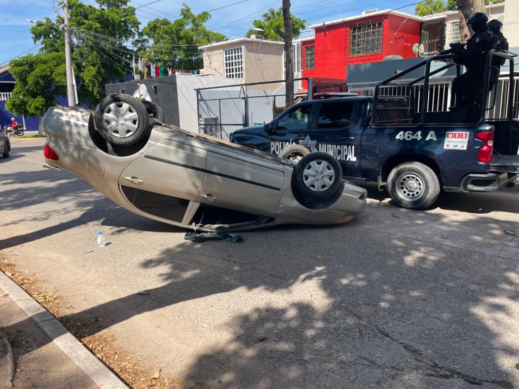 Una aparatosa volcadura de un vehículo Toyota Corolla dejó como saldo una mujer lesionada