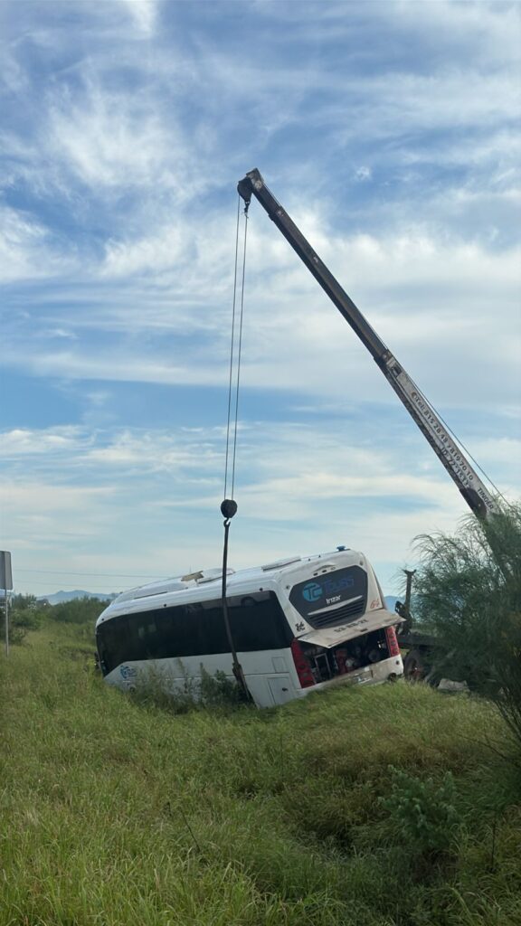 Camión sufre accidente y sale del camino