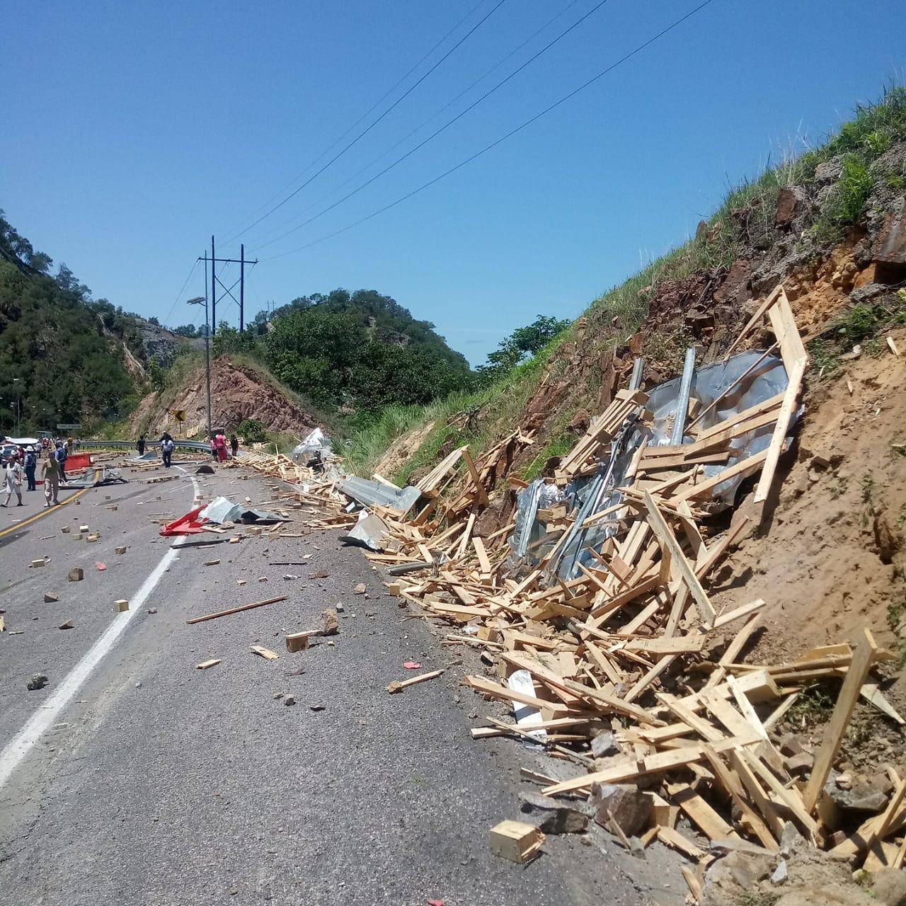Vuelca tráiler cargado con madera