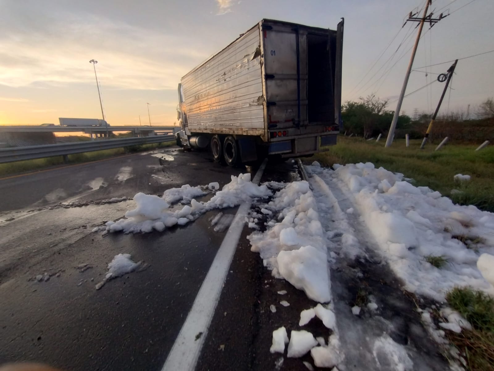 Vuelca tráiler de camarón