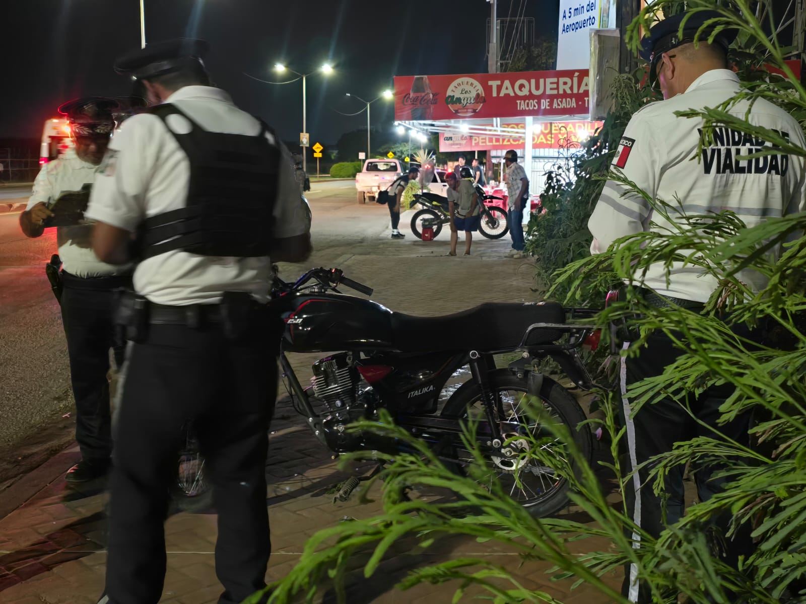 Motociclista choca contra poste de concreto