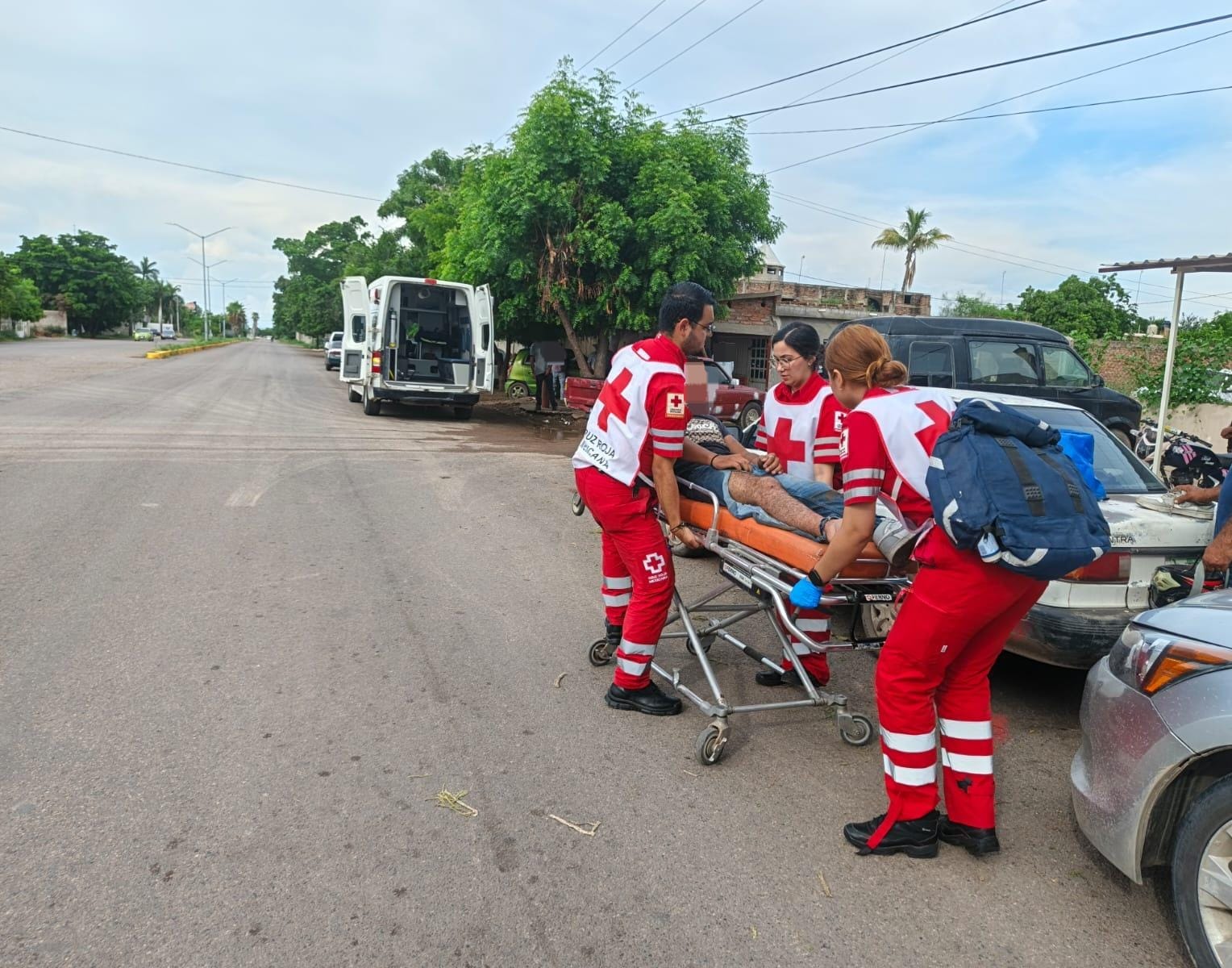 Cruz Roja atendiendo al joven lesionado.