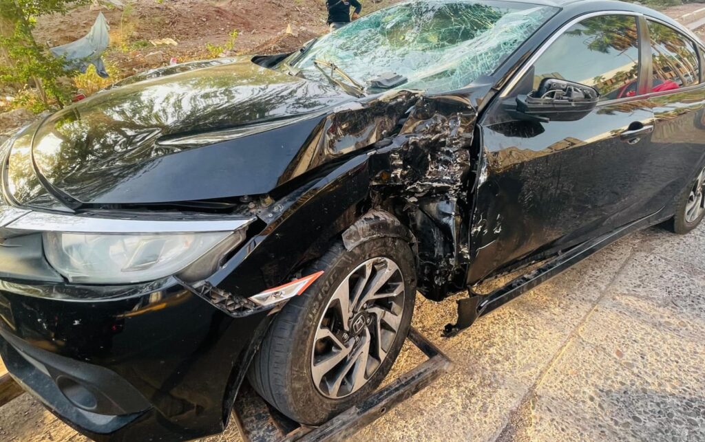 Honda Accord con severos daños materiales.