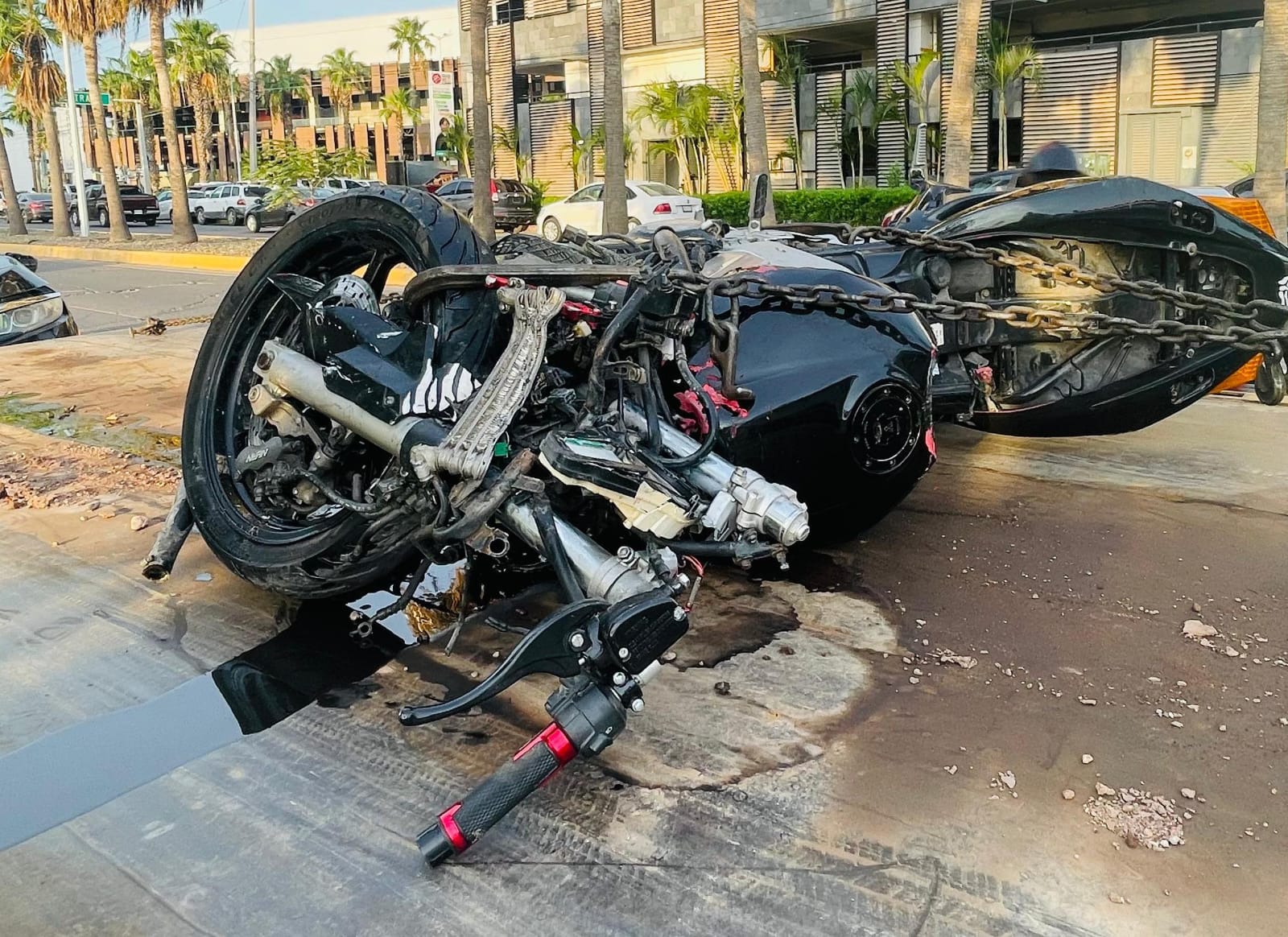 Motocicleta en la que viajaba el joven que perdió la vida.