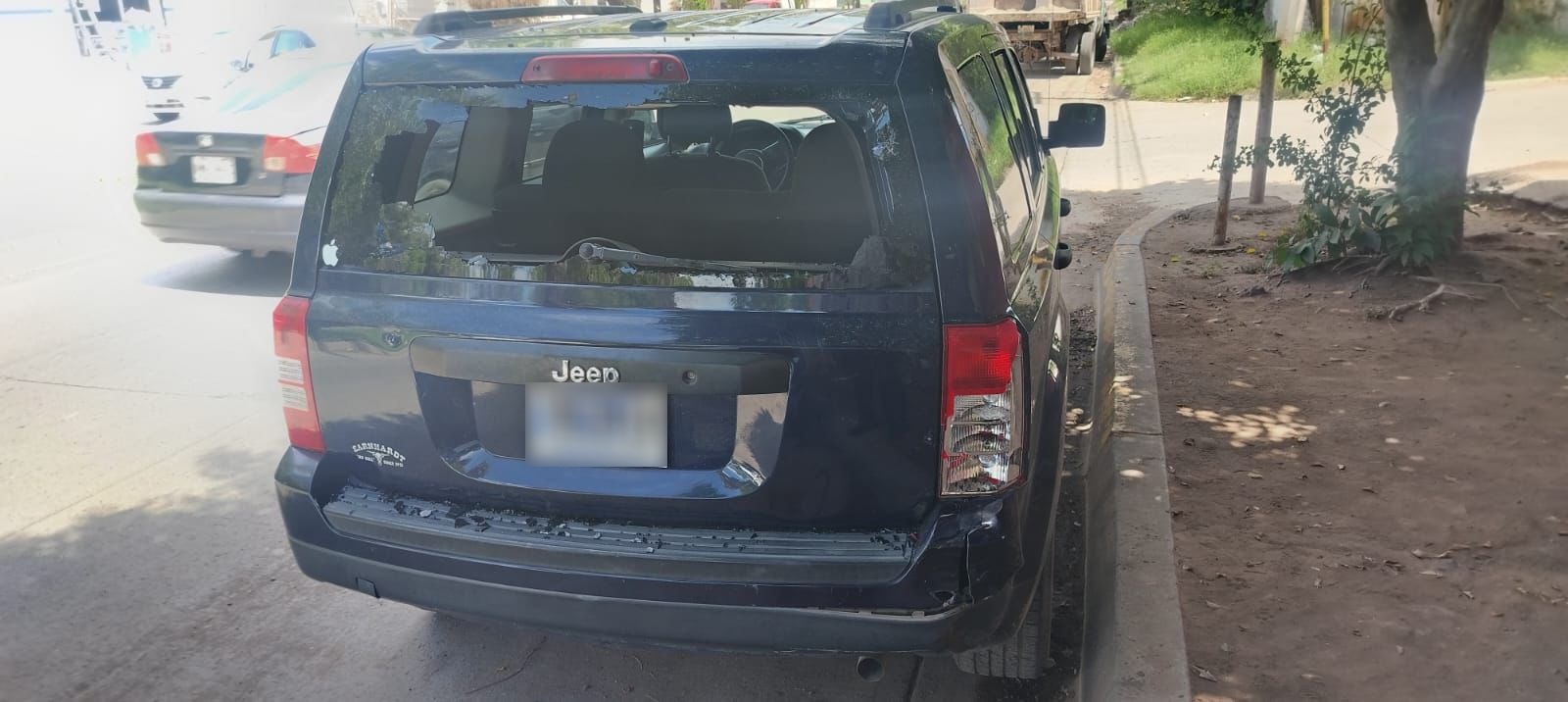 Así quedó la vagoneta donde se impactó el motociclista, el cristal trasero se quebró del impacto.