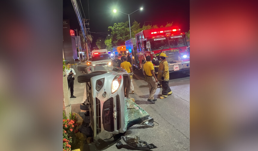 Vehículo termina volcado tras accidente