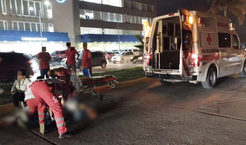 Dos personas resultan lesionadas tras percance frente a un hospital privado en Guasave