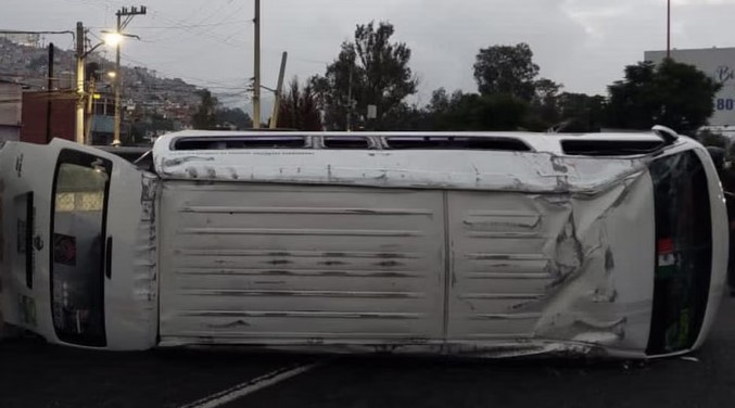 Vehículo de transporte público vuelca en la México-Pachuca; hay un muerto y 16 heridos