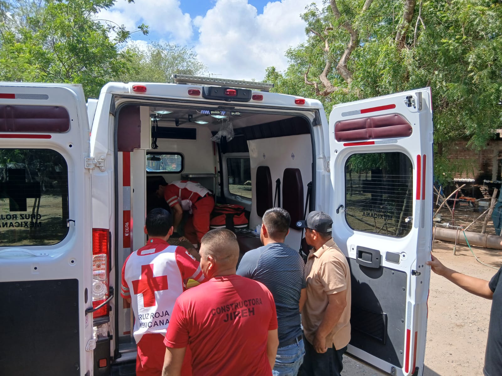 Paramédicos de Cruz Roja auxiliando al joven lesionado.