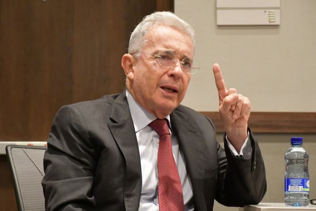 Álvaro Uribe Vélez, expresidente de Colombia, es sentenciado a 12 años de prisión domiciliaria