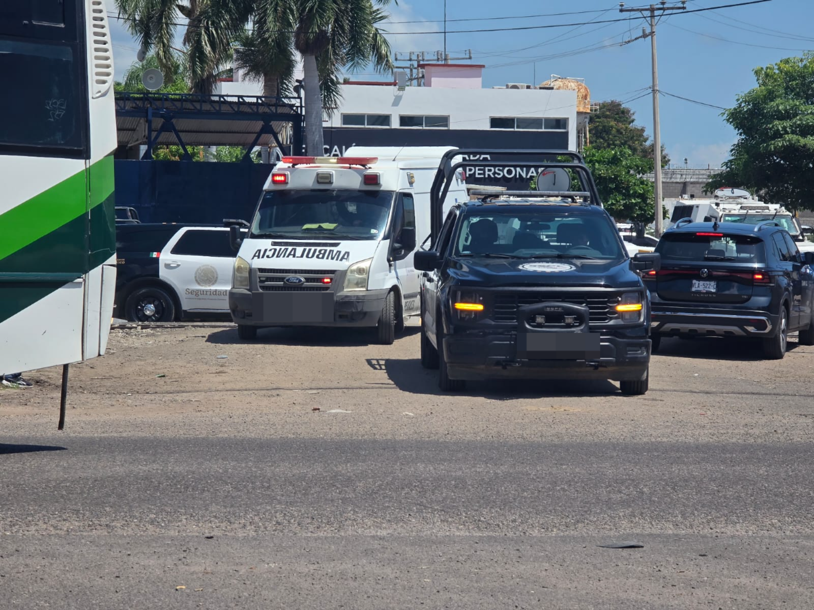 Ambulancia sale escoltada del penal de Culiacán tras riña y disparos