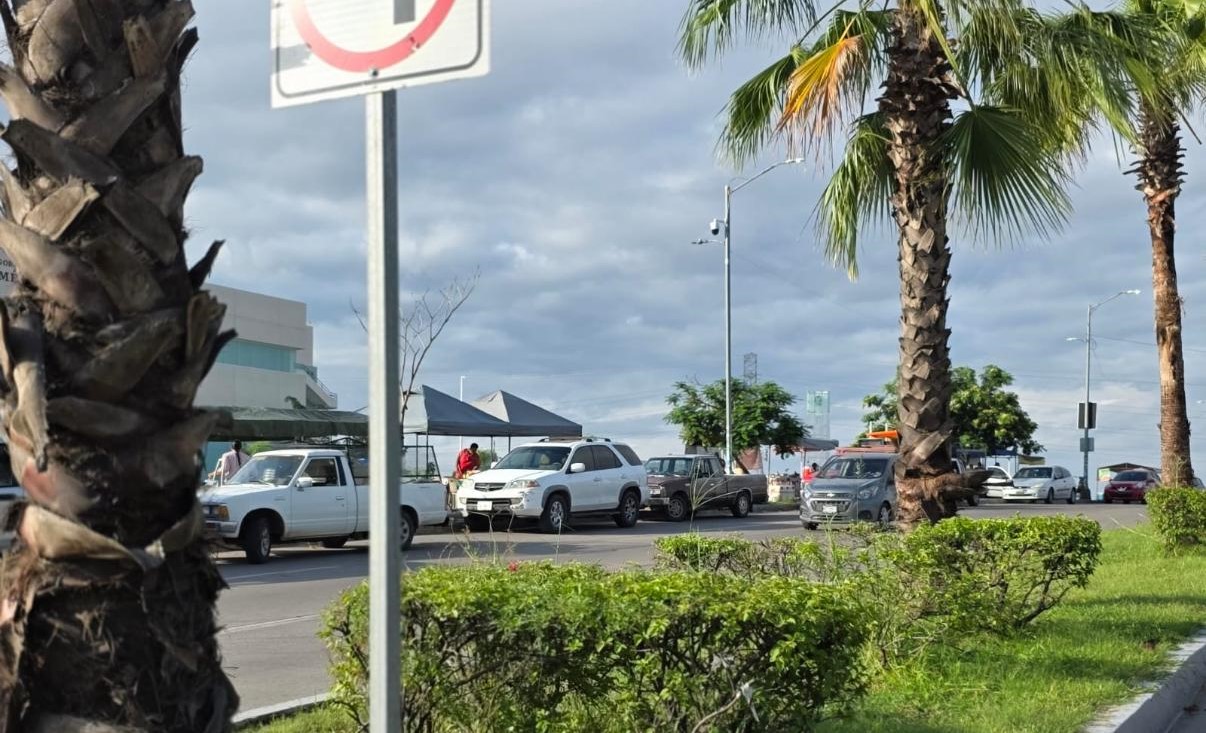 Piden retirar a ambulantes por caos vial