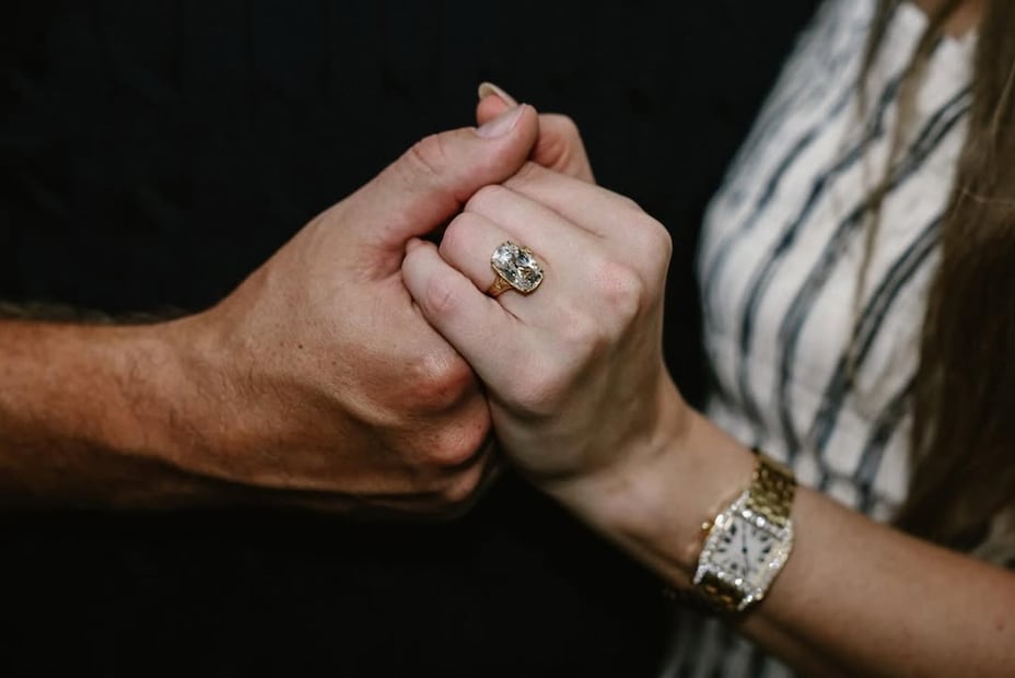 ¿Cuánto cuesta el anillo de compromiso de Taylor Swift? Esto dicen los expertos