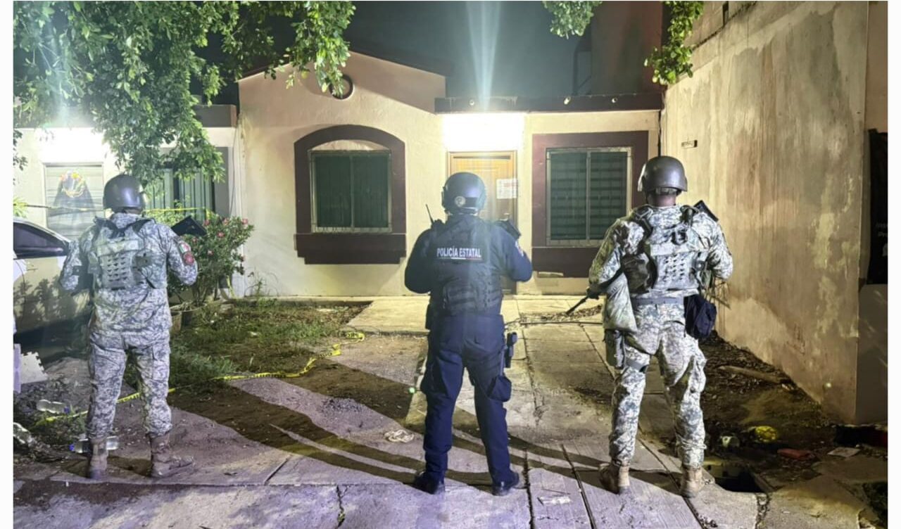 Todo un arsenal: cateo deja ametralladoras, Barrett y pistolas aseguradas en Culiacán
