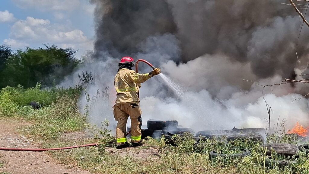 Arde montaña de llantas cerca de “Curva del Canalero” en Salvador Alvarado