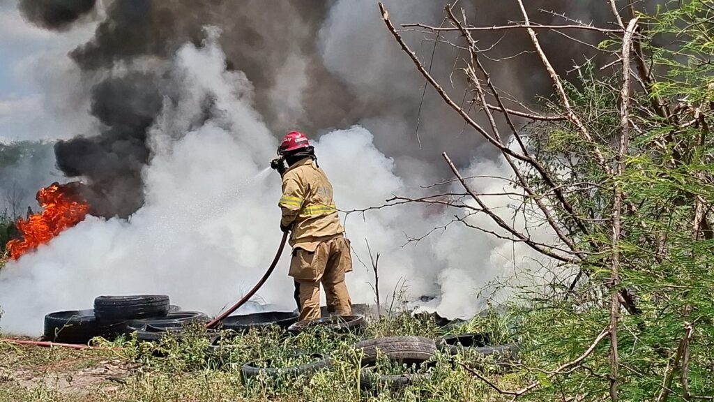 Arde montaña de llantas cerca de “Curva del Canalero” en Salvador Alvarado