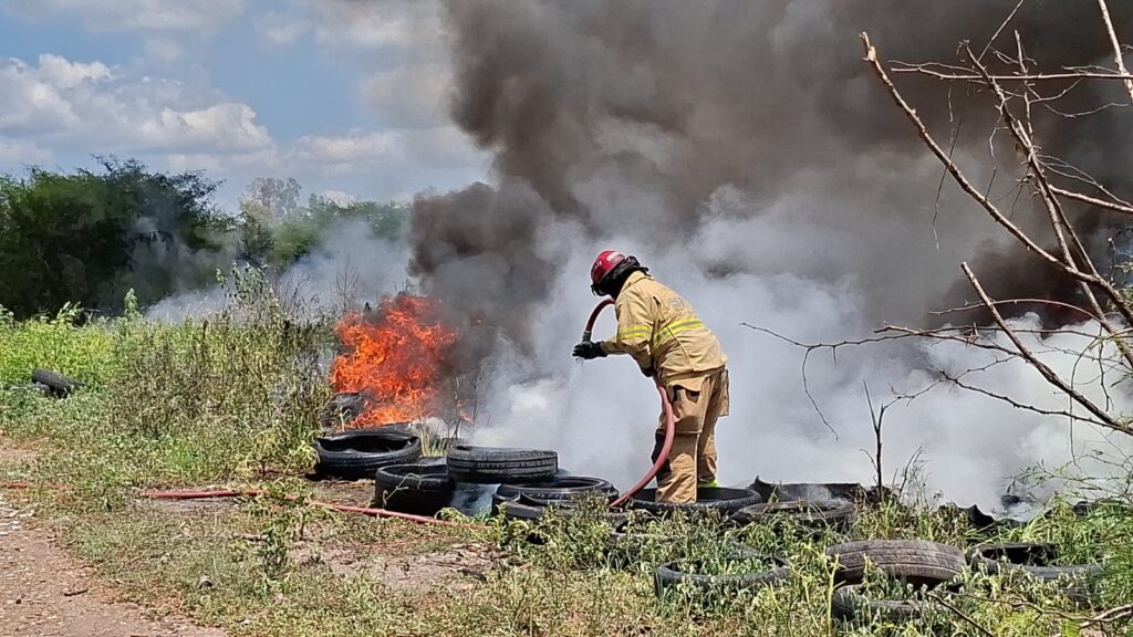 Arde montaña de llantas cerca de “Curva del Canalero” en Salvador Alvarado